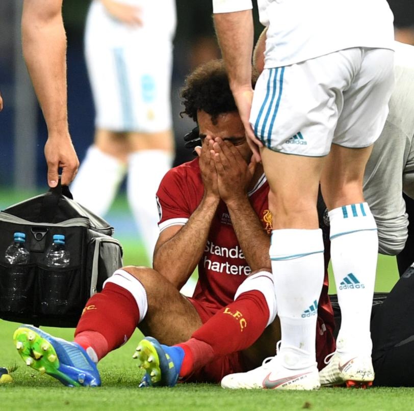 Ramos be tay Salah anh 4