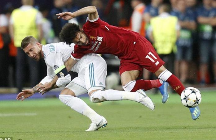 Ramos be tay Salah anh 1