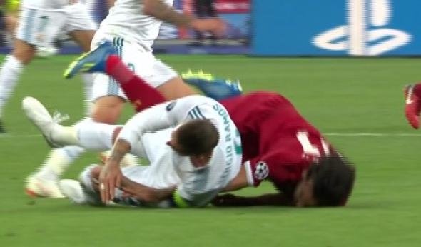 CDV phan no voi pha be vai 'nhu vo si MMA' cua Ramos voi Salah hinh anh