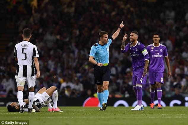 Ramos be vai Salah anh 2