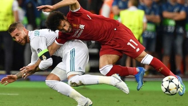 Pha va cham giua Ramos va Salah vao de thi luat hinh su hinh anh