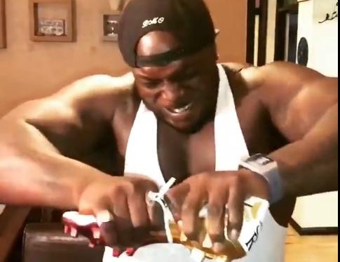 Quai thu Akinfenwa doa 'nghien nat' Sergio Ramos hinh anh