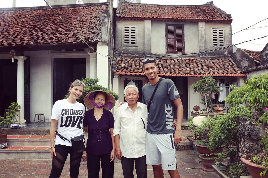 Hành trình thú vị của Chris Smalling tại Việt Nam ảnh 10 Hanh trinh thu vi cua Chris Smalling tai Viet Nam anh 10