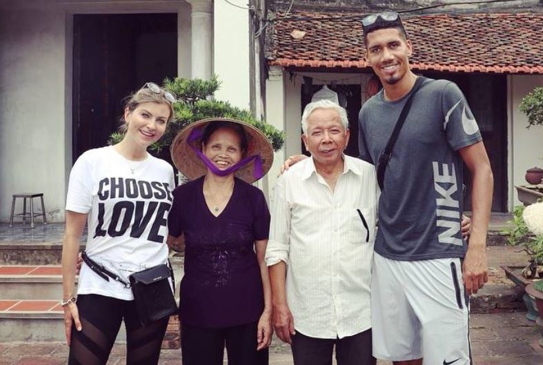 Chuyen du lich thu vi cua Chris Smalling va ban gai tai Viet Nam hinh anh
