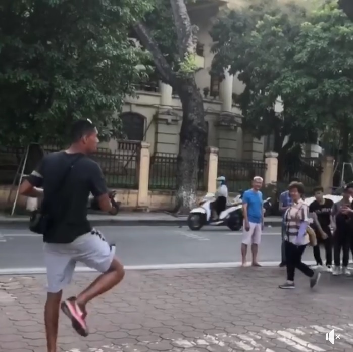 Hành trình thú vị của Chris Smalling tại Việt Nam ảnh 3 Hanh trinh thu vi cua Chris Smalling tai Viet Nam anh 3