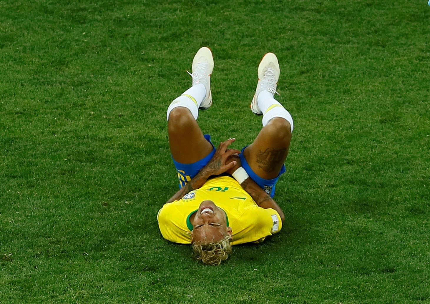 Neymar bi pham loi ky luc, Brazil chia diem tiec nuoi tai Rostov hinh anh