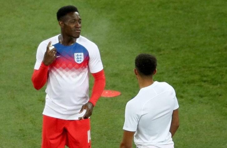 Tuyen Anh loay hoay xit thuoc chong con trung truoc tran gap Tunisia hinh anh