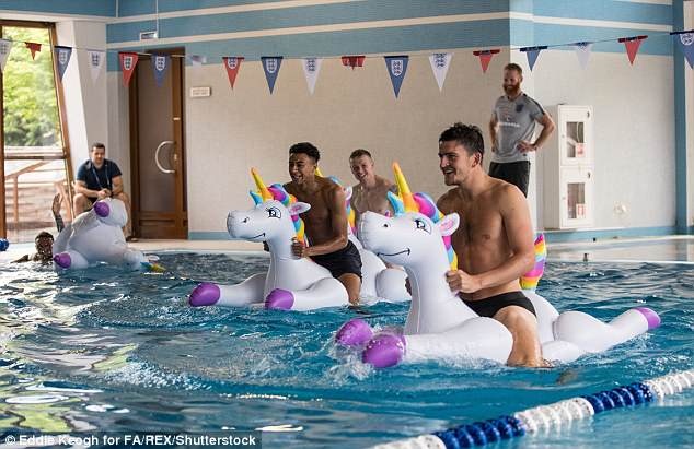 Tuyển Anh ăn mừng chiến thắng ảnh 2 Tuyen Anh an mung chien thang anh 2