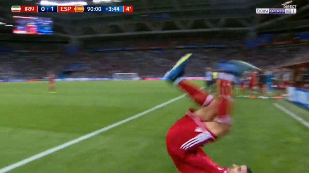 Cau thu Iran lam tro he voi pha santo nem bien hong o phut bu gio hinh anh