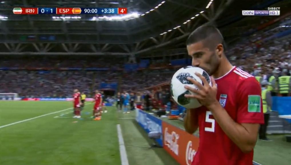 Cau thu Iran hoa tro he voi pha santo nem bien hon anh 1