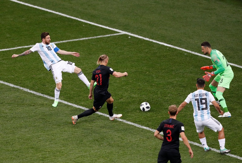 Messi chet lang anh 4