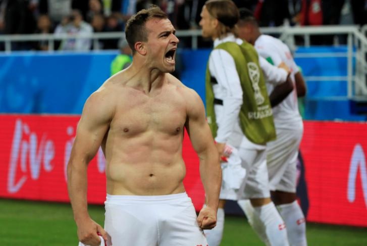 'Messi Thuy Si' coi ao, khoe co bap sau ban thang solo ha Serbia hinh anh