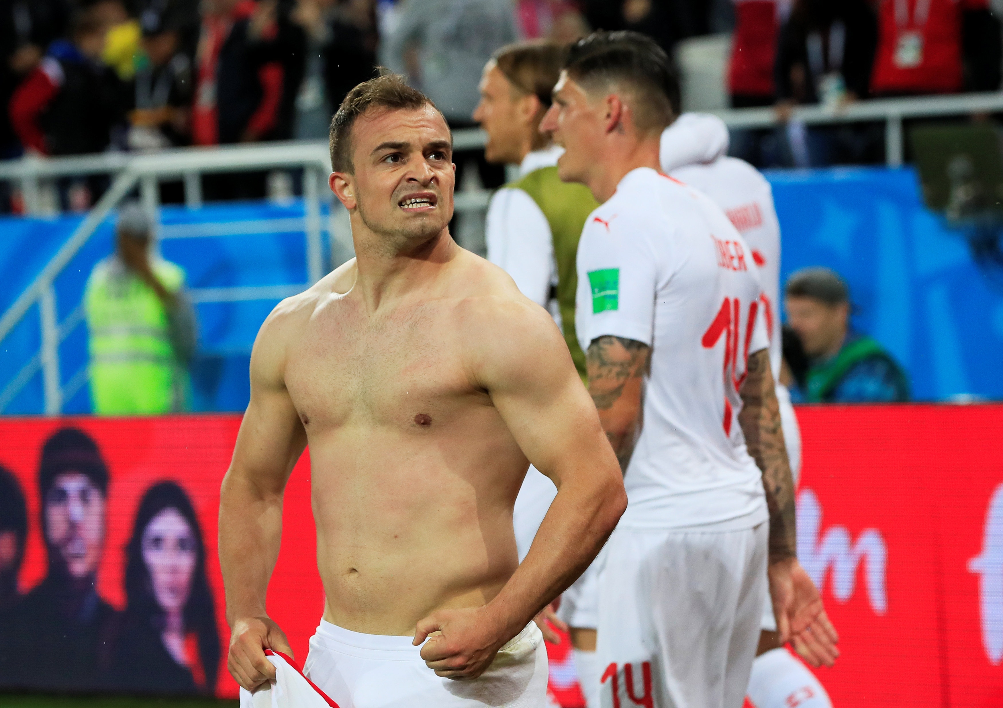 'Messi Thuy Si' coi ao,  gong khoe co bap anh 4