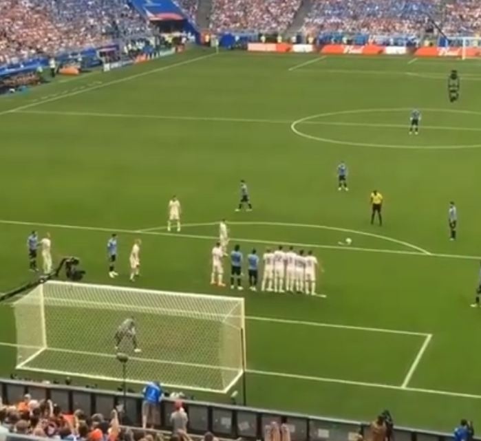 Cau thu Nga don duong cho Suarez da phat anh 1