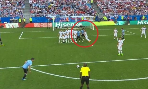 Hau ve Nga day Cavani mo duong cho Suarez ghi ban tu cham da phat hinh anh