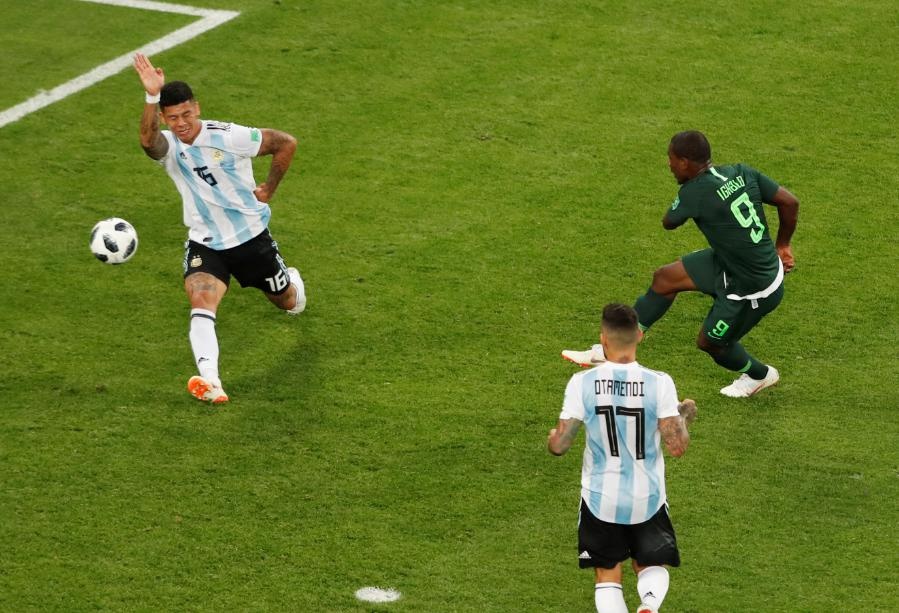 Vi sao trong tai khong cho Nigeria huong 11 m du tham khao VAR? hinh anh