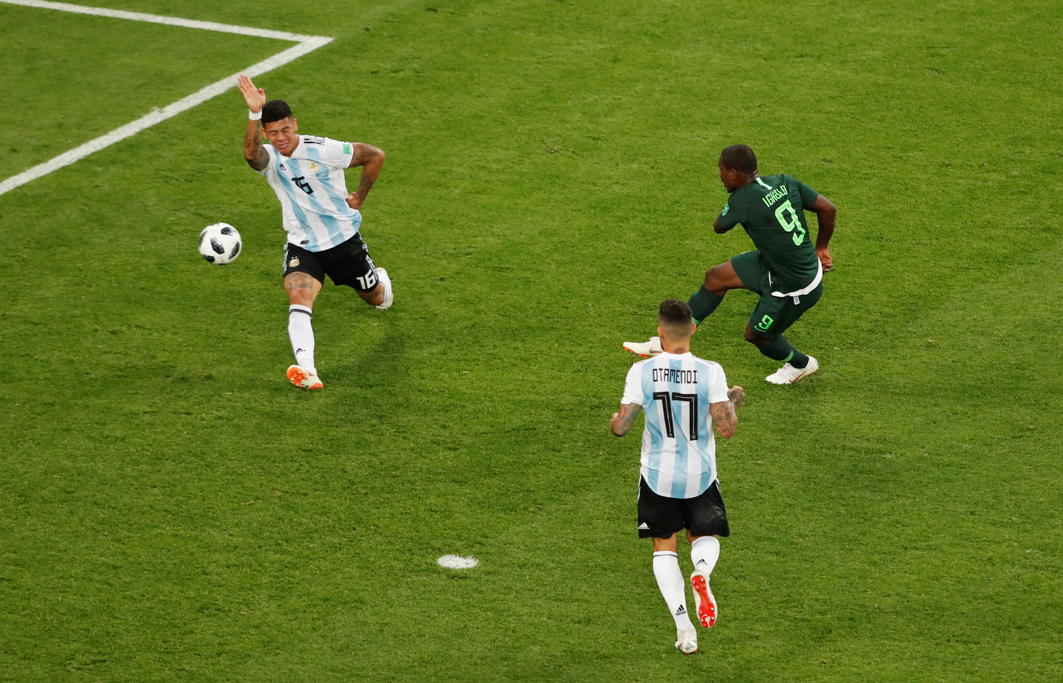 CDV Nigeria chet lang,  cau thu bat khoc anh 9