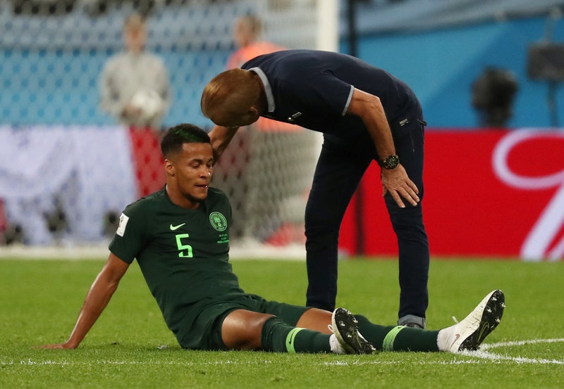 CDV Nigeria chet lang,  cau thu bat khoc anh 7