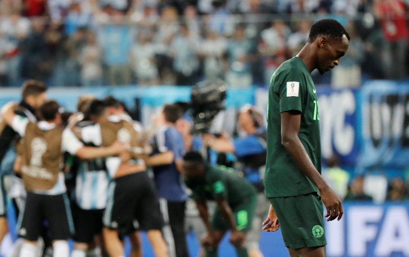 CDV Nigeria chet lang,  cau thu bat khoc anh 1