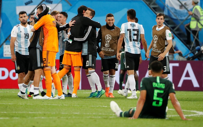 CDV Nigeria chet lang,  cau thu bat khoc anh 11