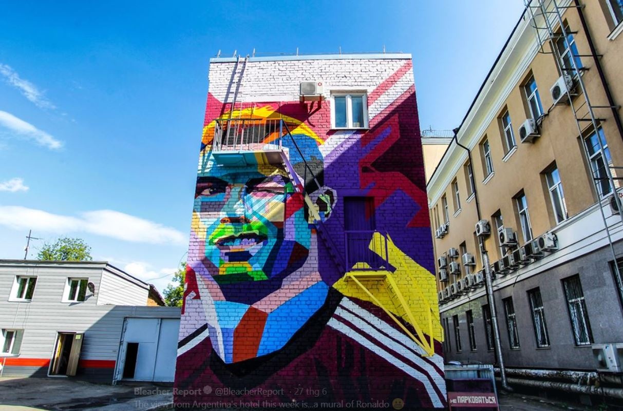 Khach san moi cua Messi co view nhin thang ra hinh Ronaldo hinh anh