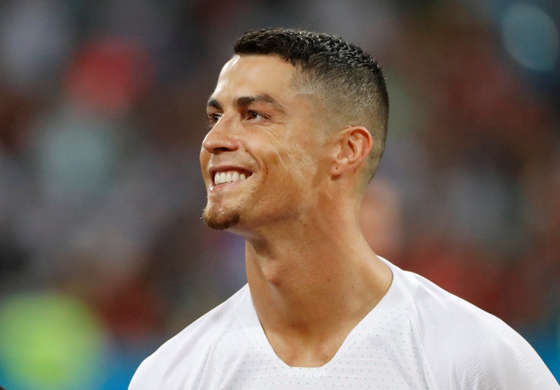 CDV buon ba vi Ronaldo,  Messi bi loai anh 9