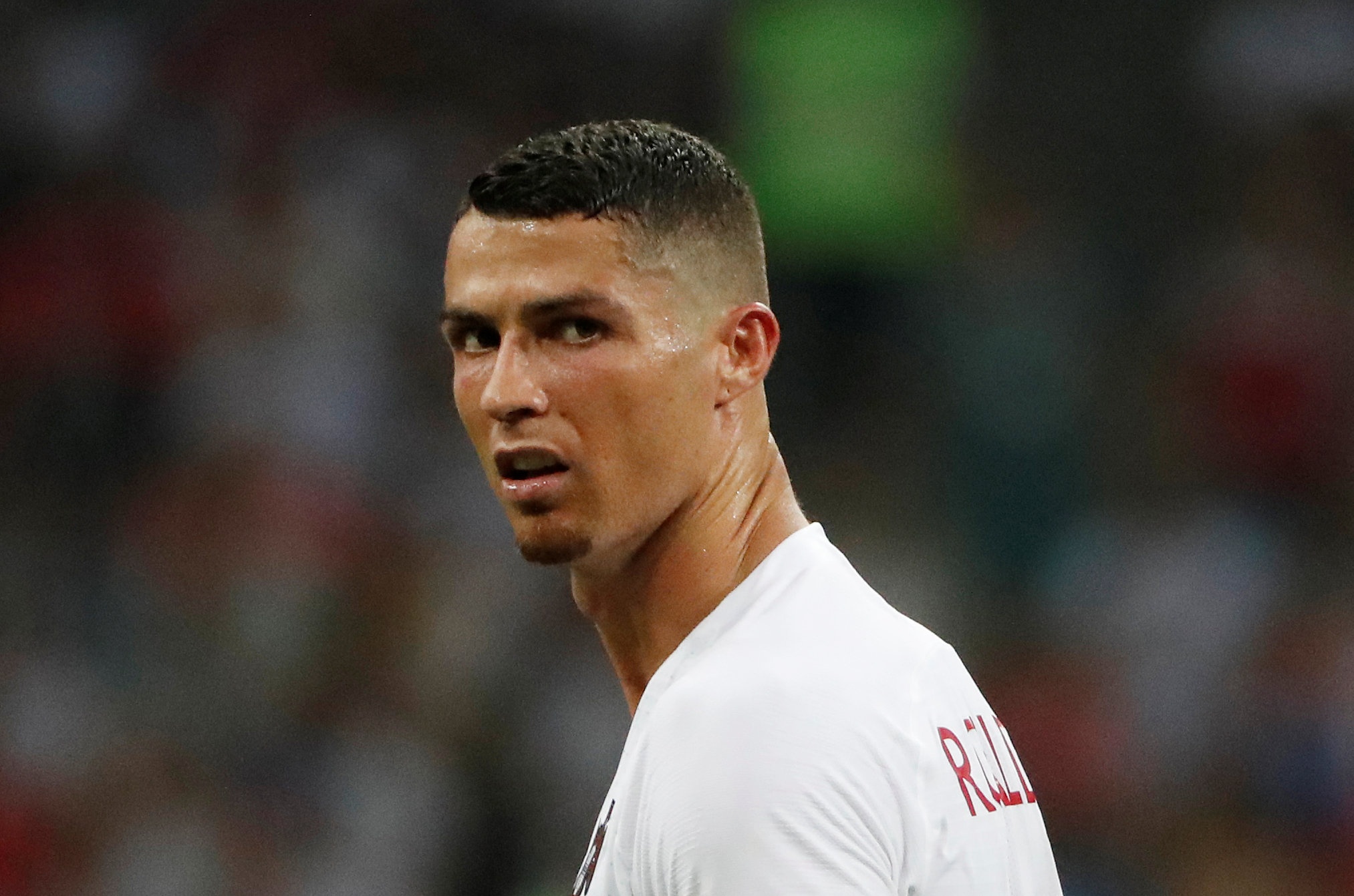 CDV buon ba vi Ronaldo,  Messi bi loai anh 1