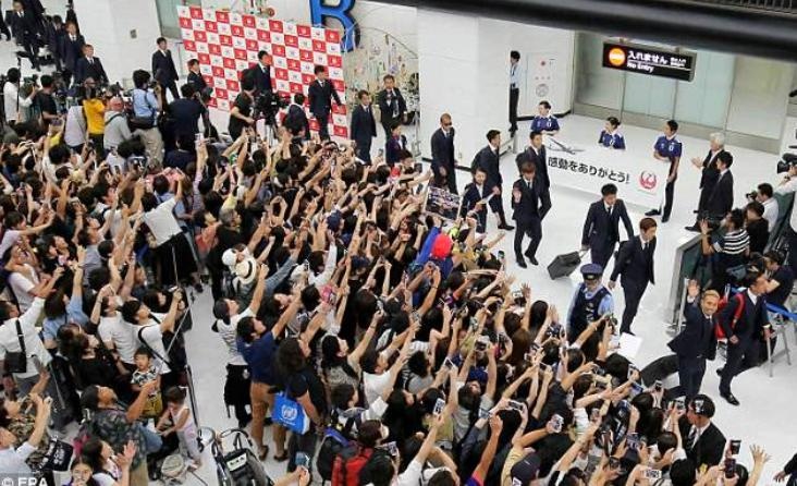 Tuyen Nhat duoc chao don nhu nguoi hung khi tro ve hinh anh