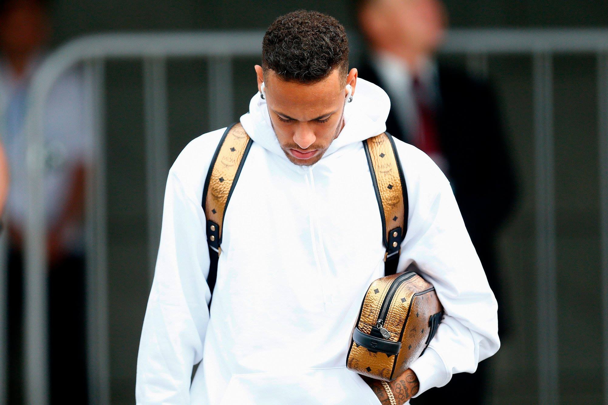 Neymar cung dong doi ra san bay ve nuoc anh 5