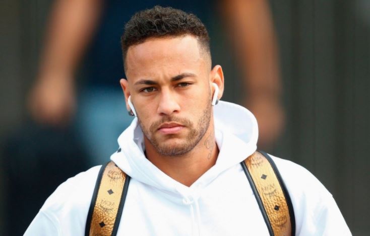 Neymar cung dong doi ra san bay ve nuoc voi ve mat chan chuong hinh anh