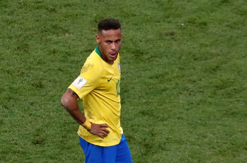 Neymar than tho,  cau thu Brazil cui dau anh 1