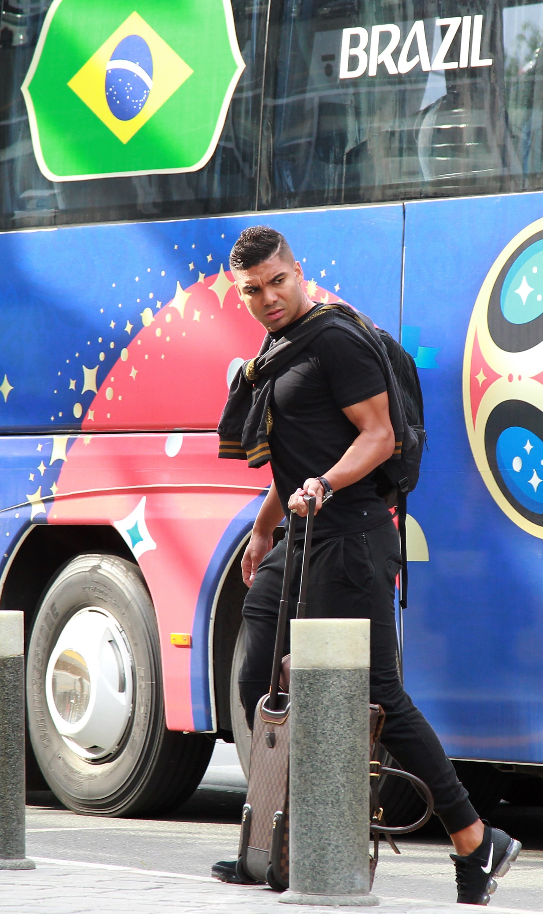 Neymar cung dong doi ra san bay ve nuoc anh 2