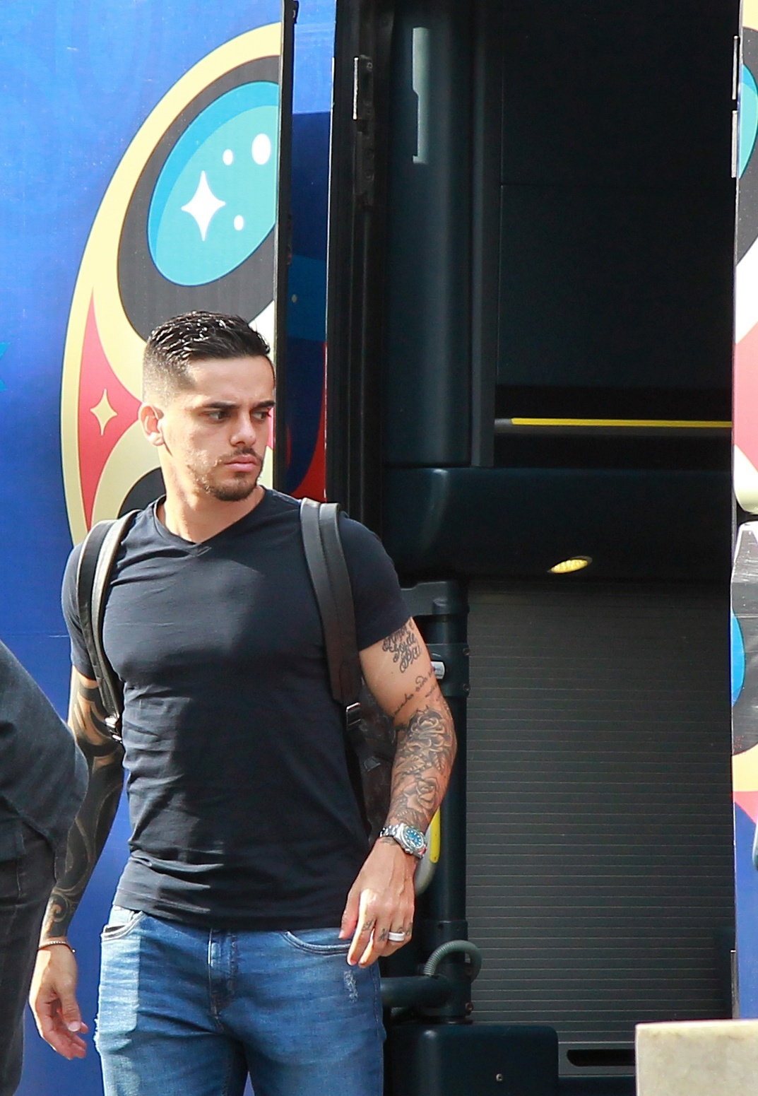 Neymar cung dong doi ra san bay ve nuoc anh 4