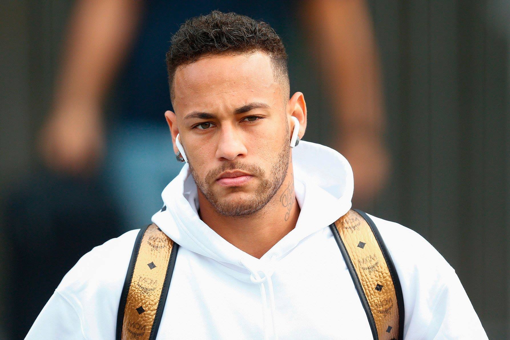 Neymar cung dong doi ra san bay ve nuoc anh 7