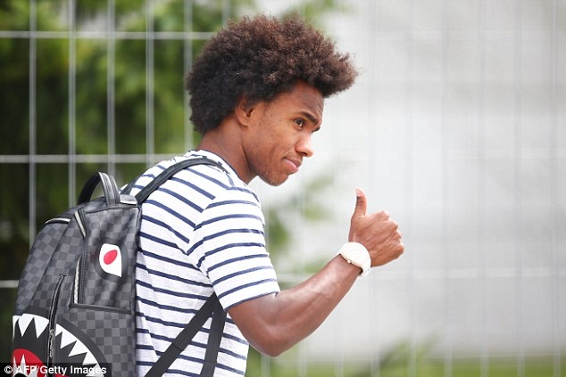 Neymar cung dong doi ra san bay ve nuoc anh 10