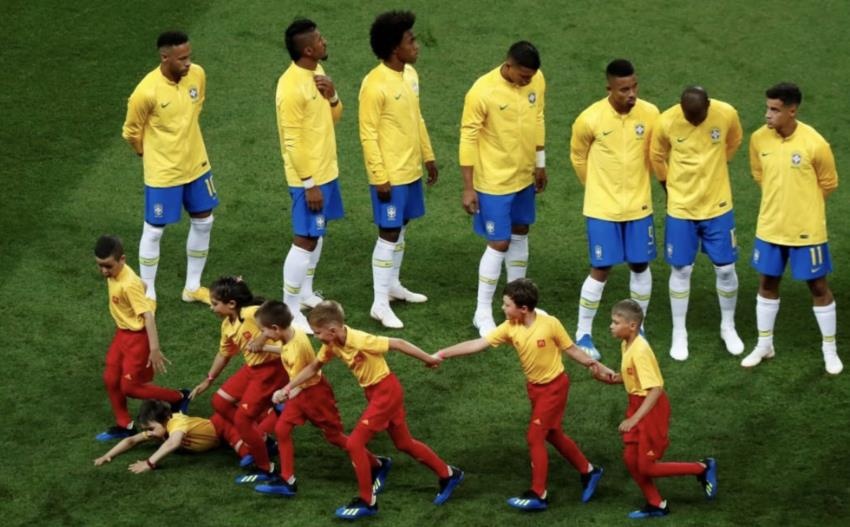 Ronaldo,  Messi vong xe lai don Neymar ve nuoc anh 8