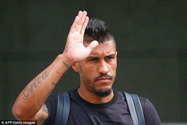 Neymar cung dong doi ra san bay ve nuoc anh 13