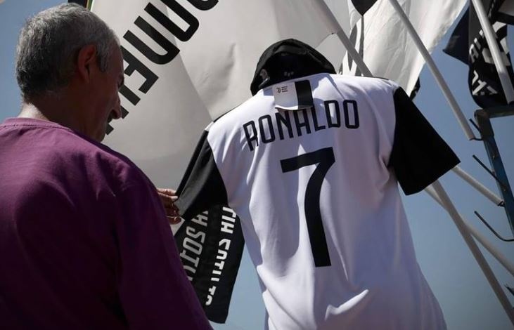 Ao dau Juventus so 7, ten Ronaldo duoc bay ban tran lan tai Turin hinh anh