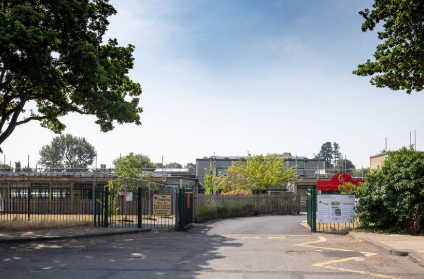 Truong hoc cam bong da vi Neymar anh 1