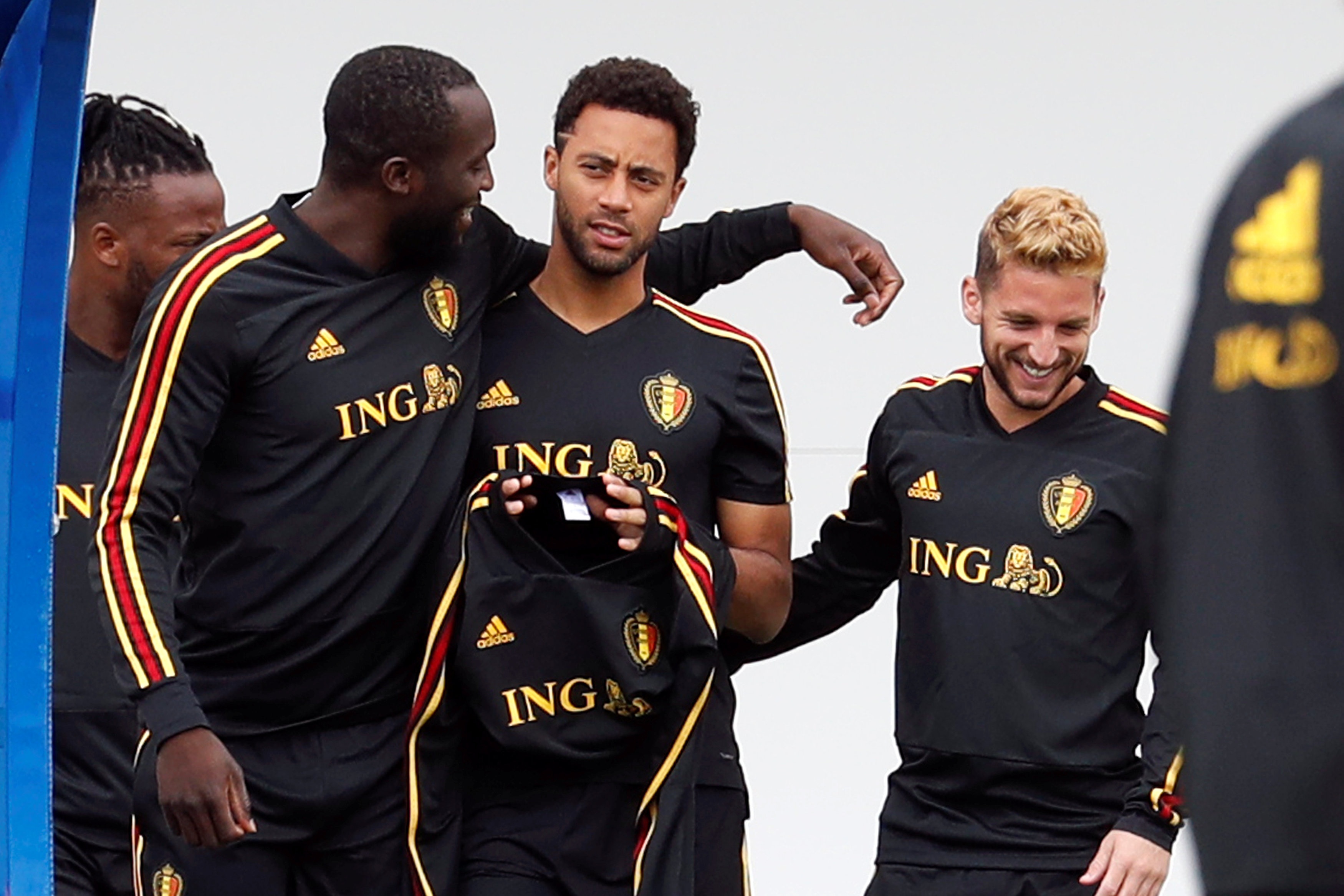 Henry thoai mai cuoi dua voi Lukaku anh 6