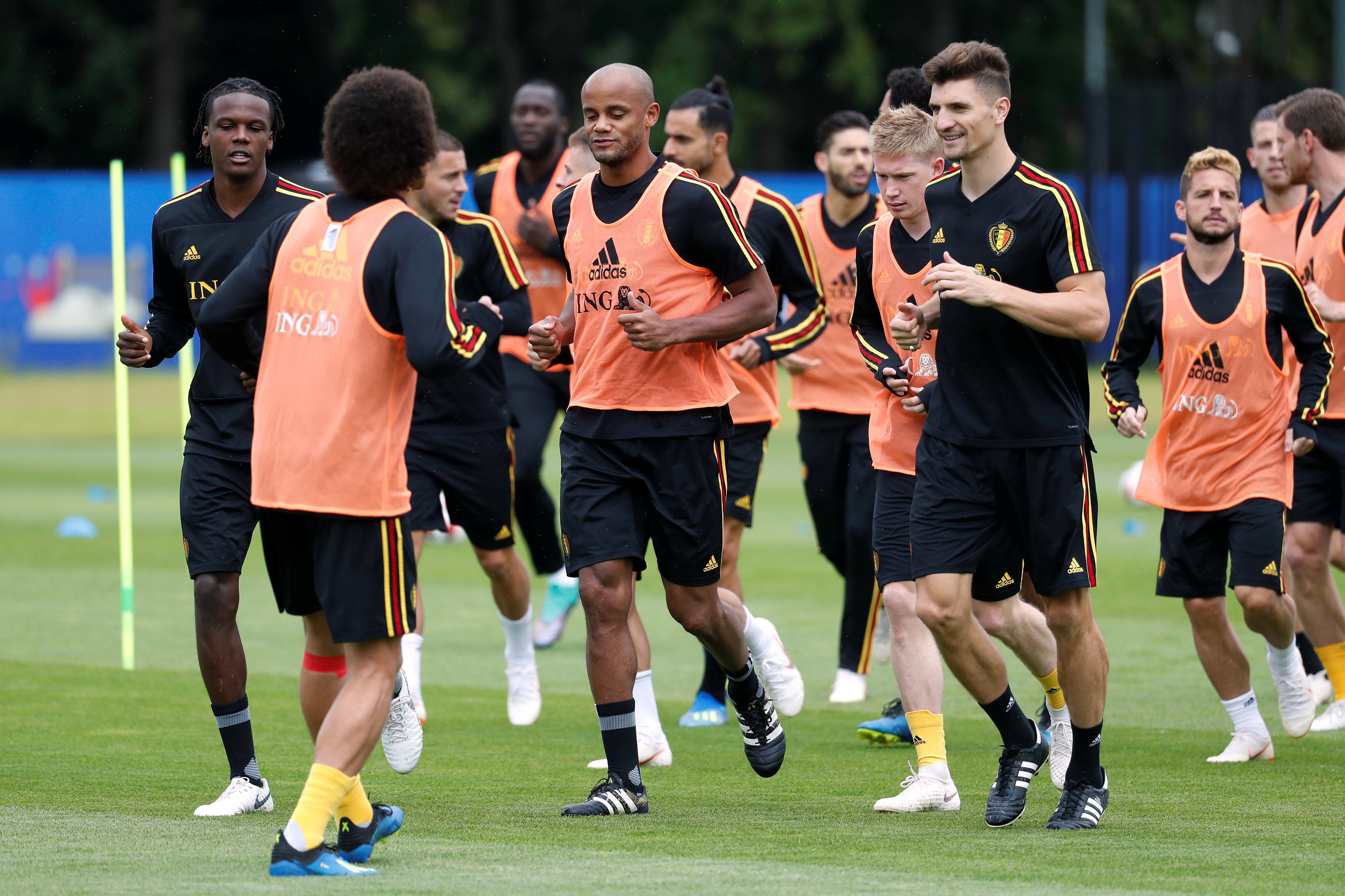 Henry thoai mai cuoi dua voi Lukaku anh 4