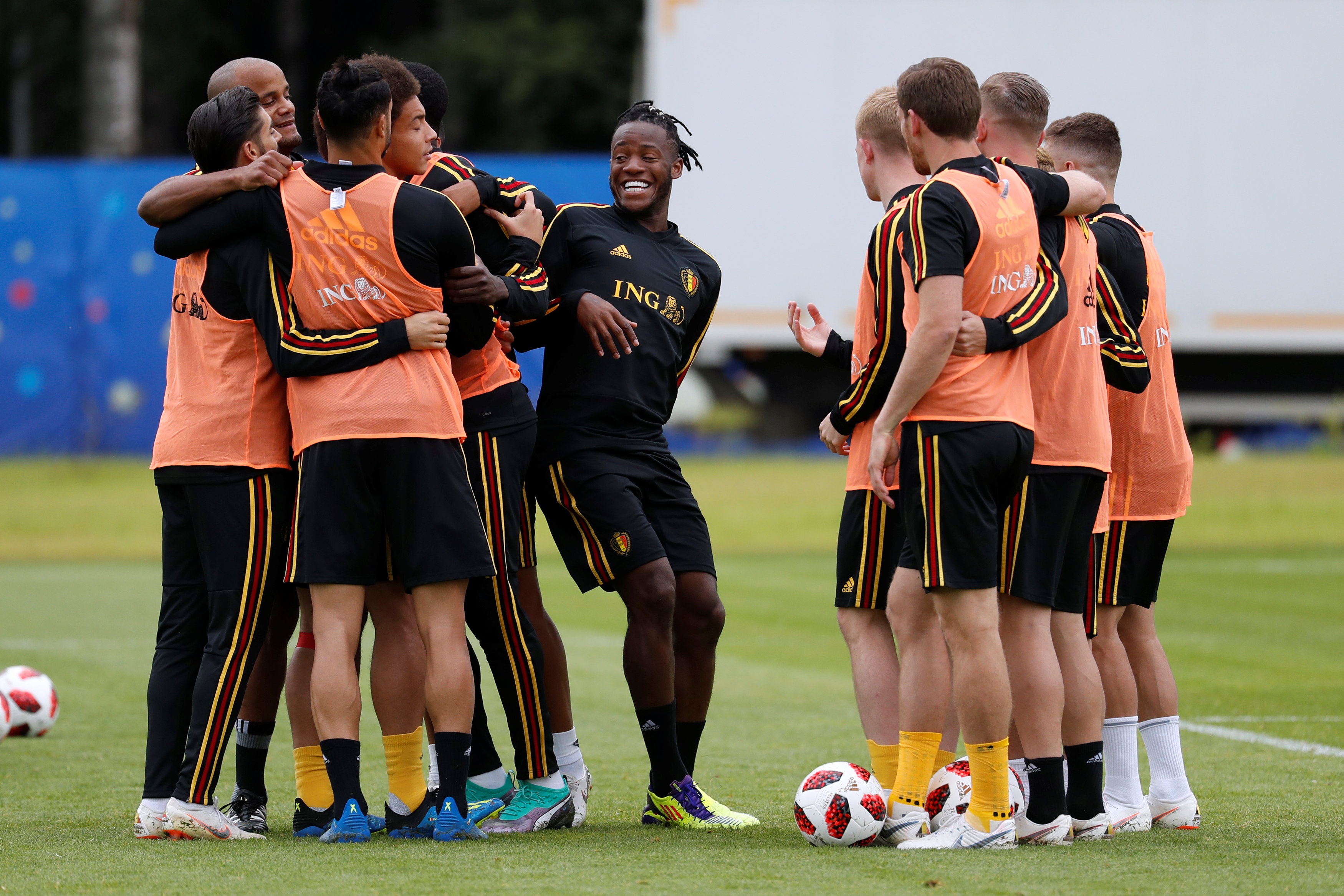 Henry thoai mai cuoi dua voi Lukaku anh 9