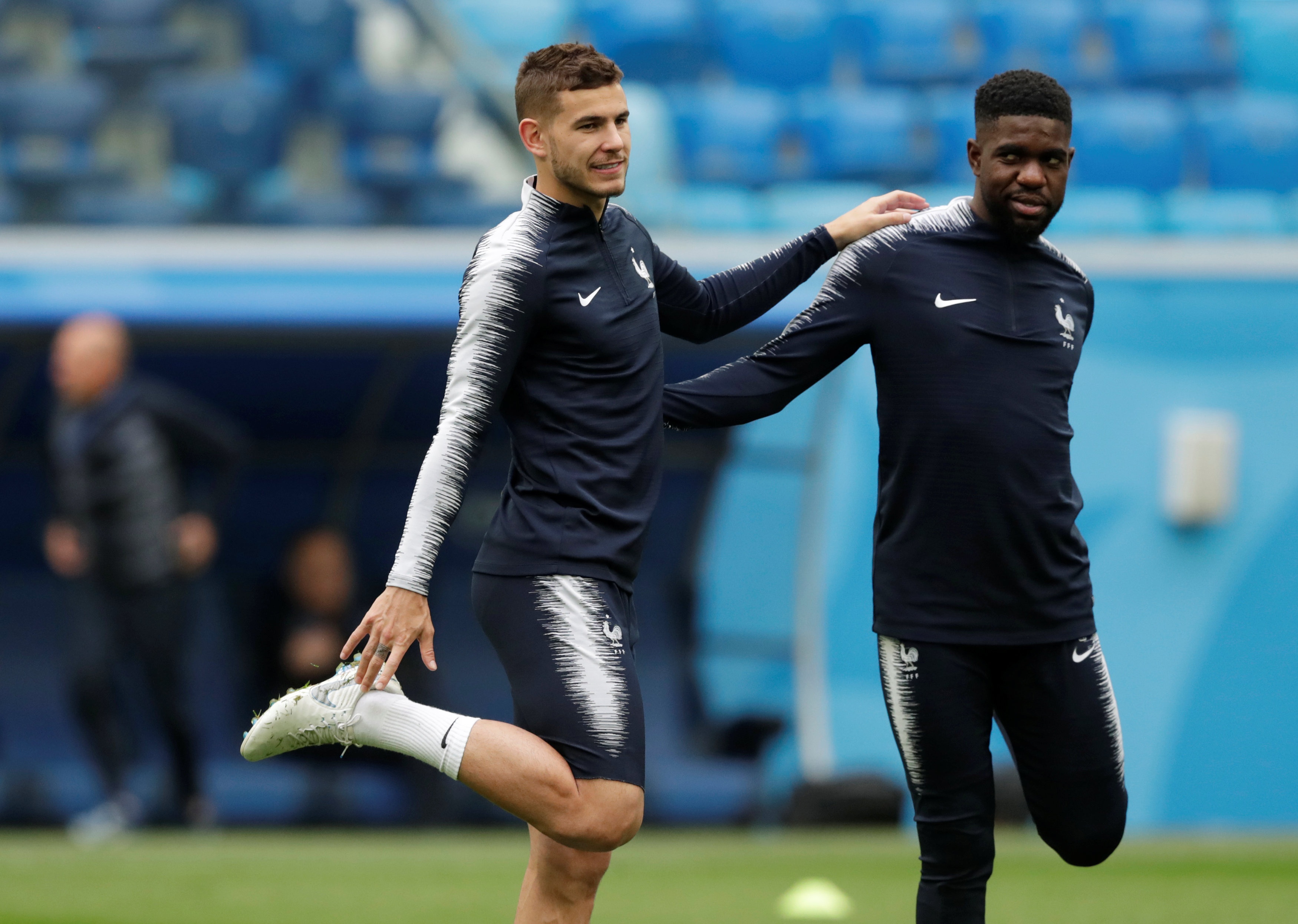 HLV Deschamps thuc giuc hoc tro tap luyen anh 4