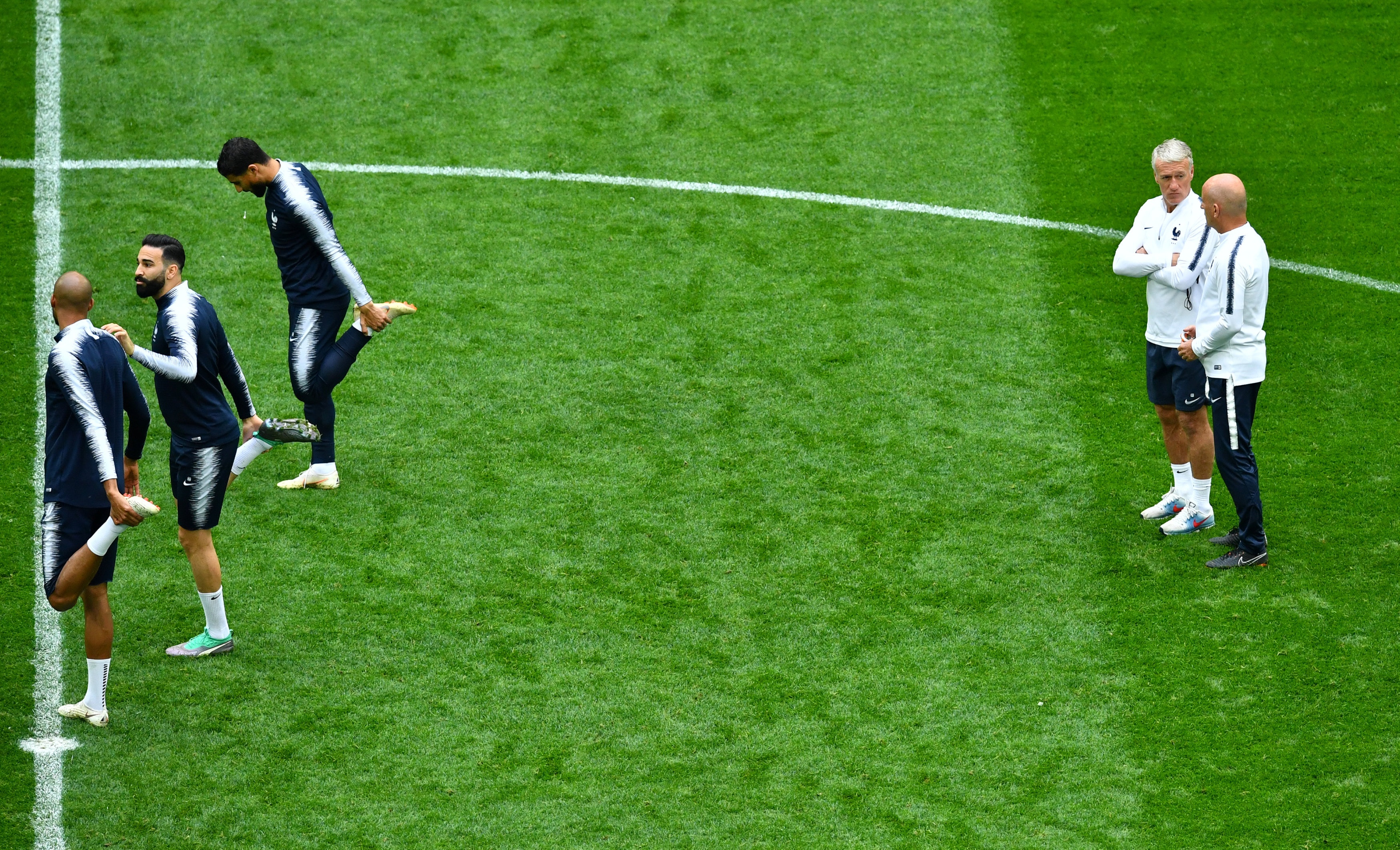 HLV Deschamps thuc giuc hoc tro tap luyen anh 6