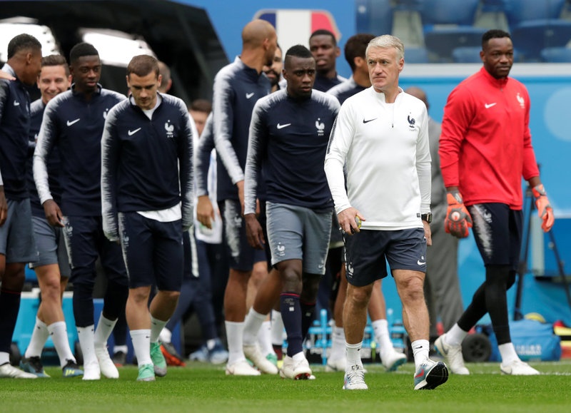 HLV Deschamps thuc giuc hoc tro tap luyen anh 1