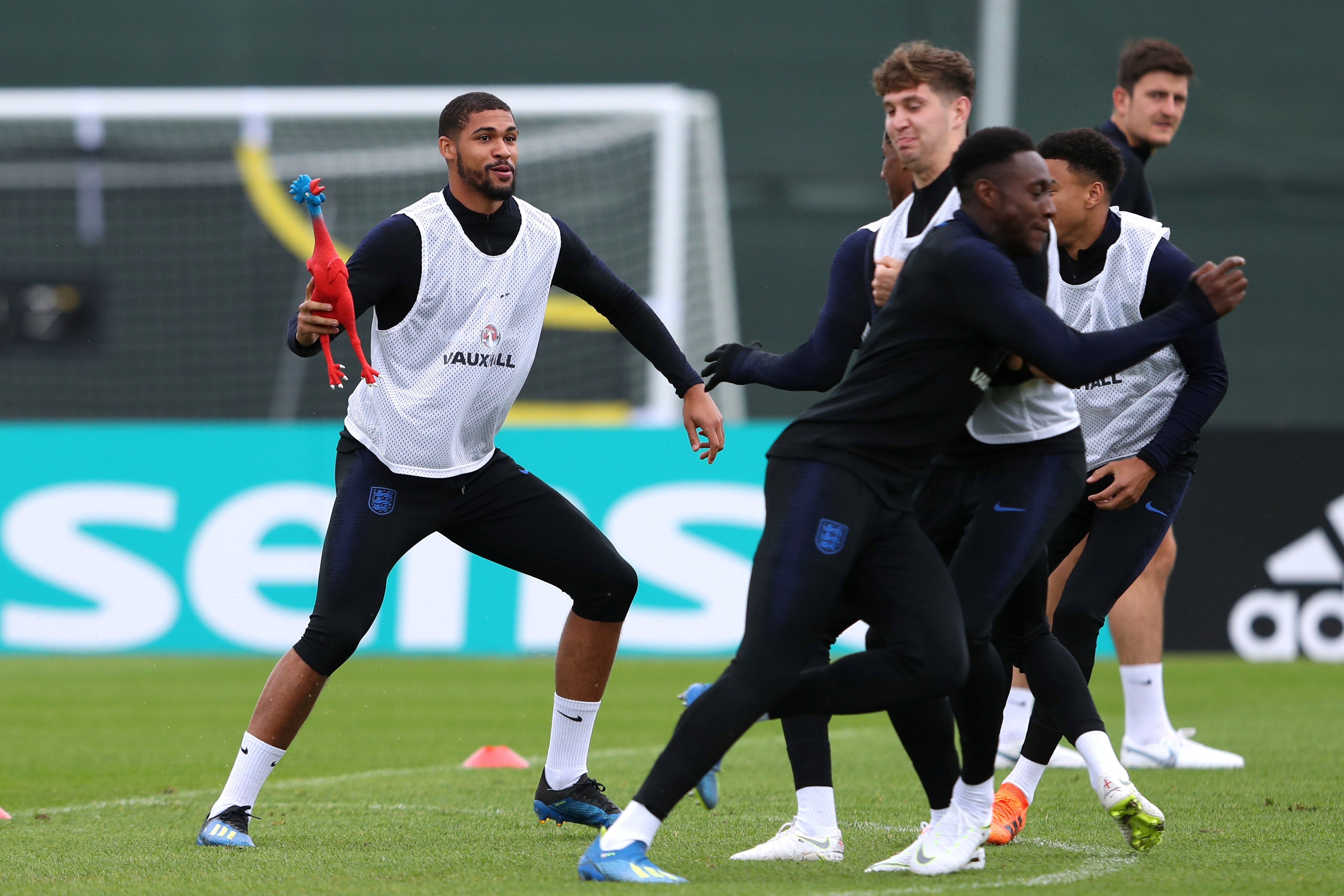 Tuyen Anh choi nem thu bong truoc ban ket anh 2