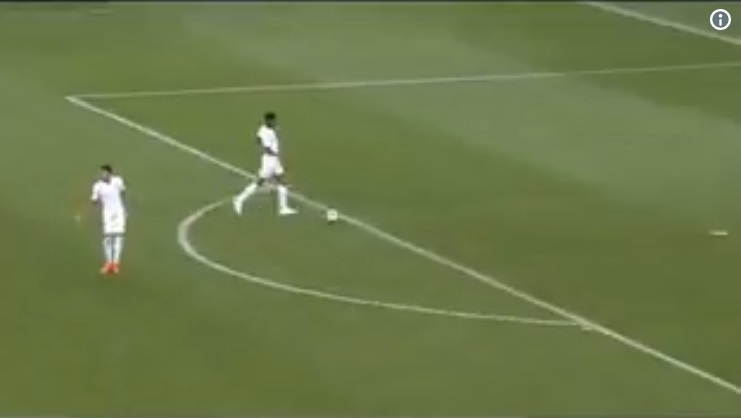 Hai cau thu Anh giao bong nhanh anh 2