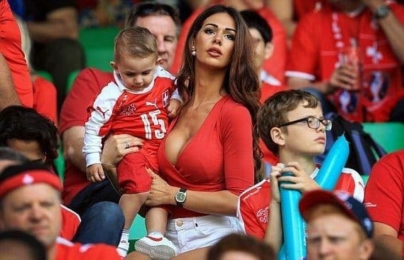 FIFA cam quay can canh cac nu CDV boc lua anh 1