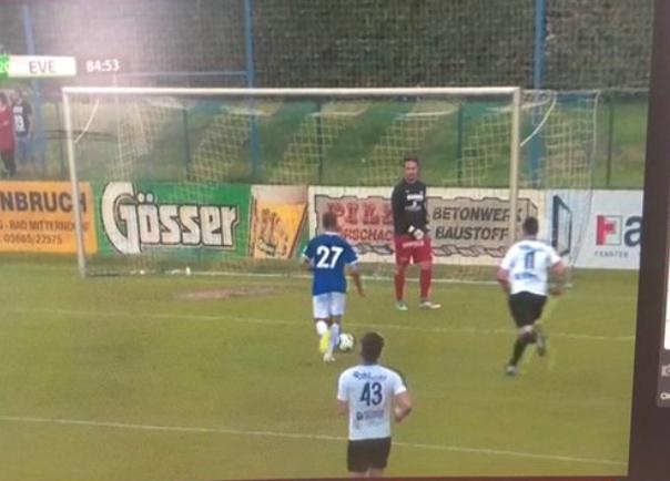 thủ môn bỏ khung thành khi đối mặt tiền đạo ảnh 1 thu mon bo khung thanh khi doi mat tien dao anh 1