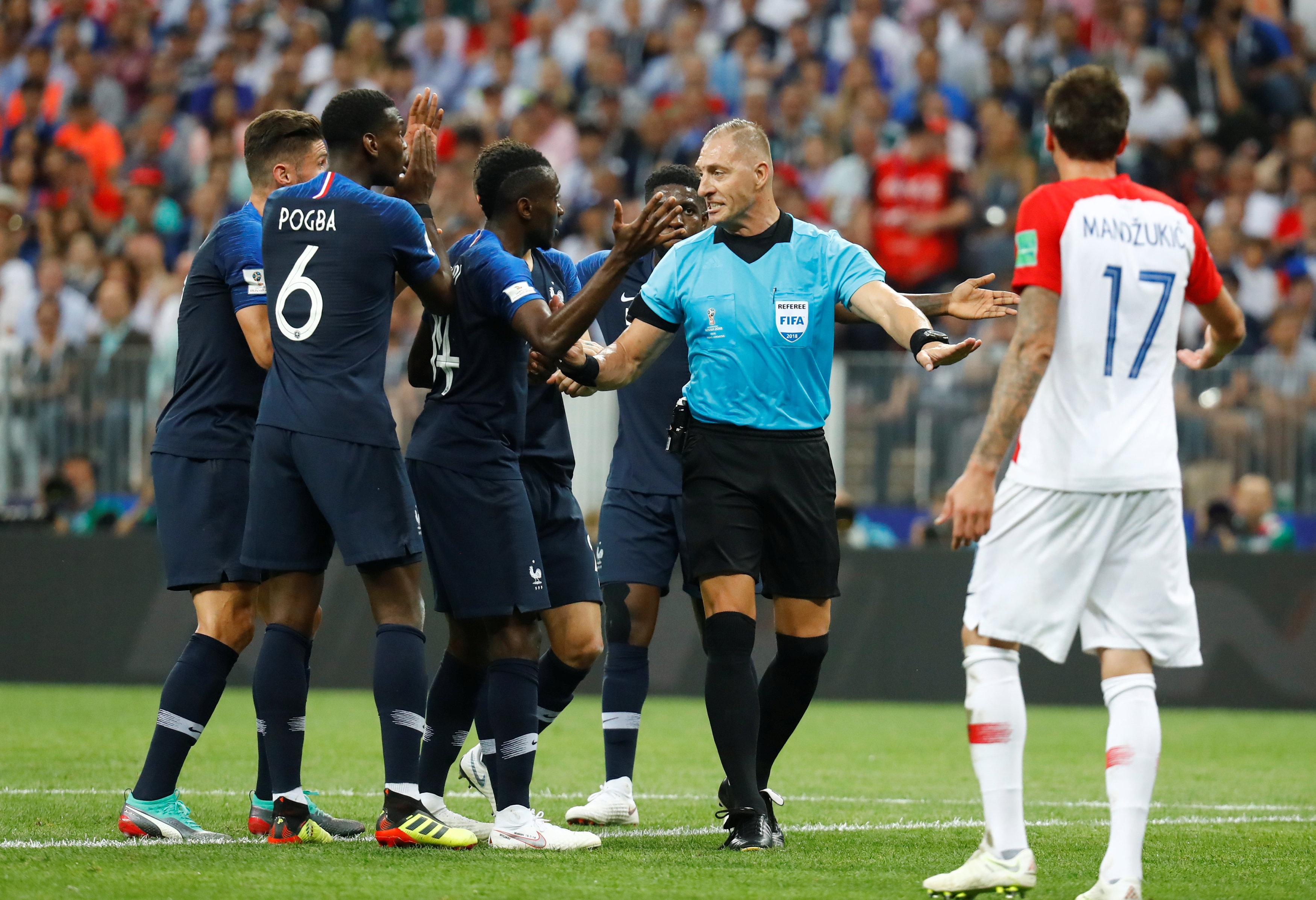 Tinh huong Perisic de bong cham tay anh 3